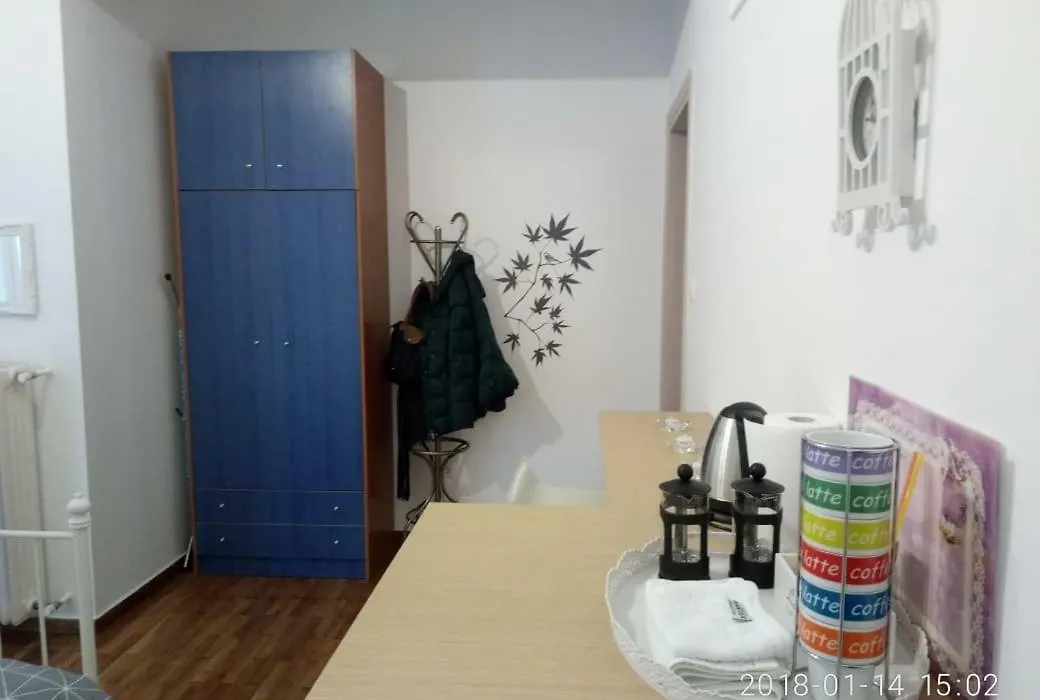 Modern, Ideally Located Studio Apartment-1