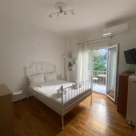 Modern, Ideally Located Studio Apartment-3