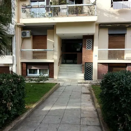Modern, Ideally Located Studio Apartment-2